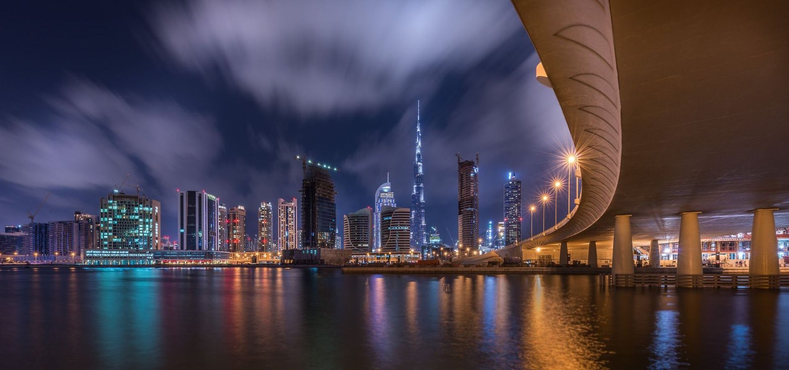 خليج الأعمال وأفق دبي ليلًا من الماء